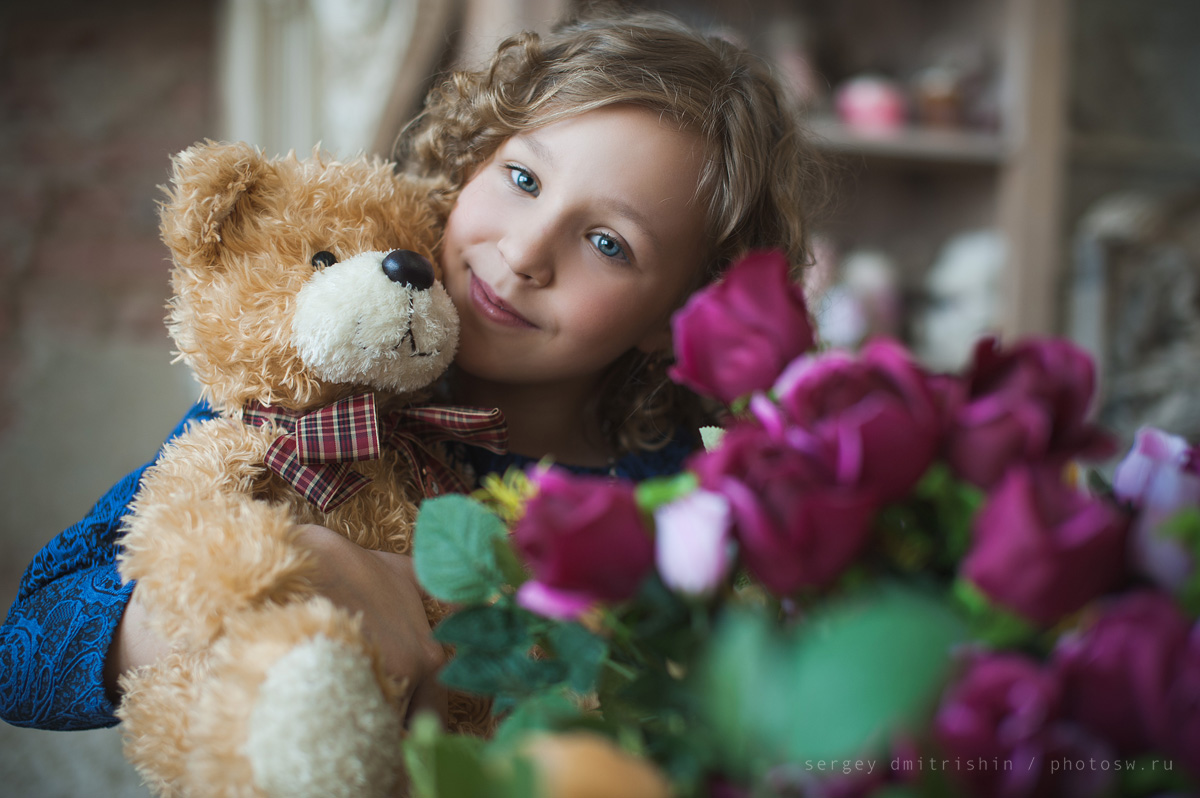 Детские фотосессии в интерьерной фотостудии на Клары Цеткин 11, девочка с игрушкой