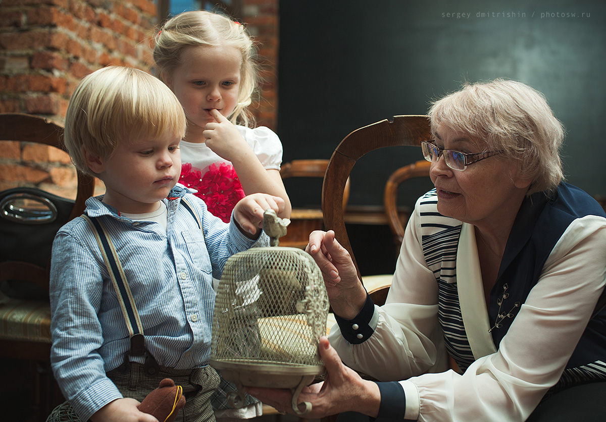 Фотосессии для детей в интерьерной фотостудии на Клары Цеткин 11, мальчик и девочка с бабушкой