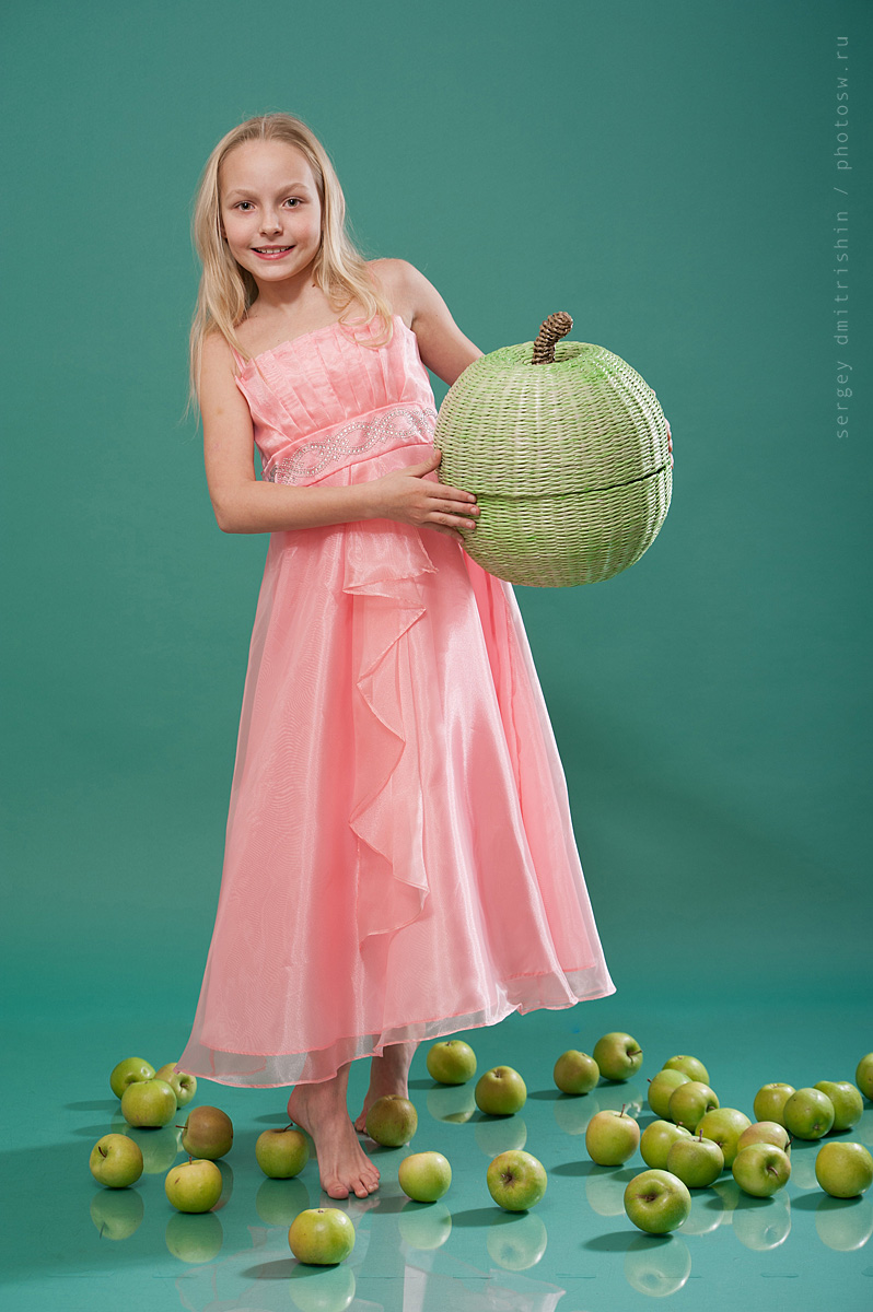 Детские фотосессии в нашей фотостудии - девочка с яблоками