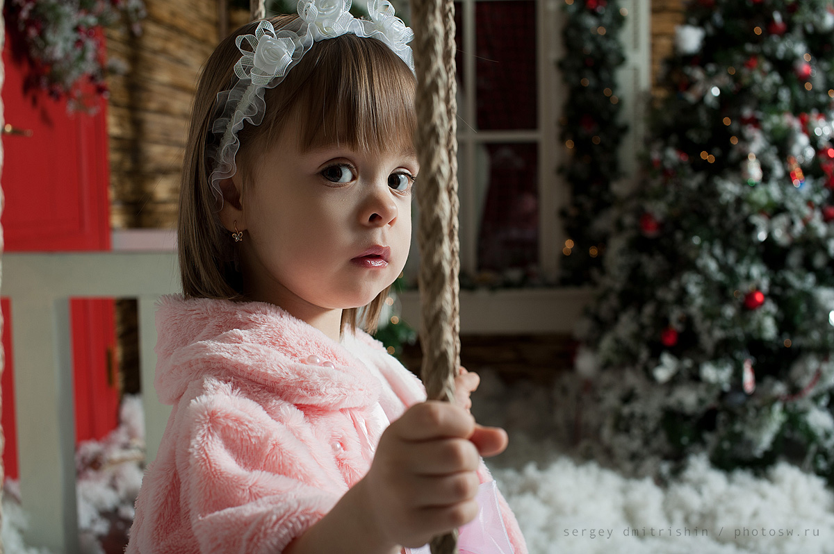 Фотосессии для детей в интерьерной фотостудии на Клары Цеткин 11, девочка на качелях у елки
