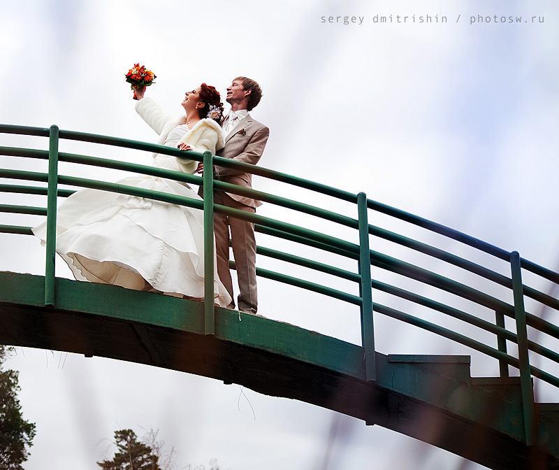Свадебная фотосъемка. Невеста и жених на мосту