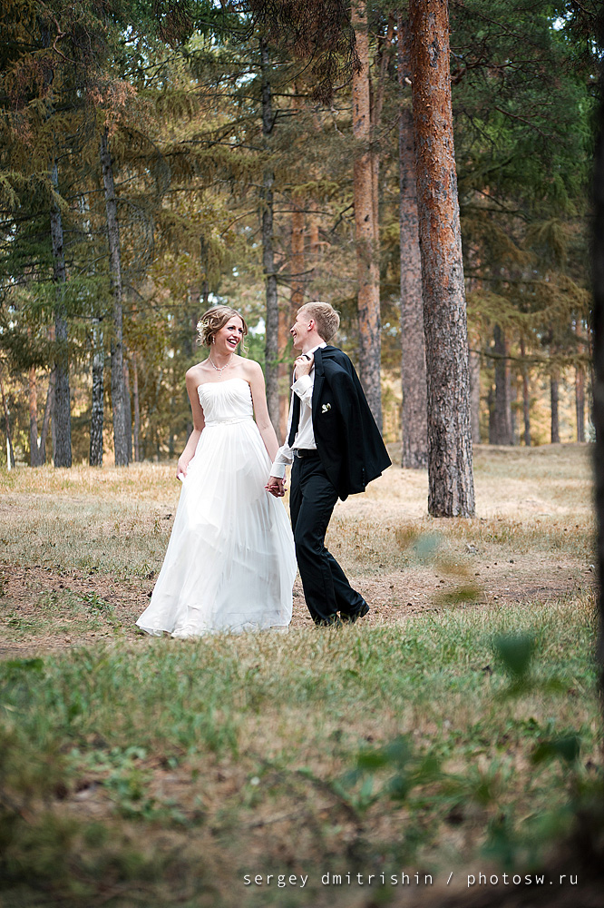 Свадебная фотосъемка. Невеста и жених в парке Гагарина
