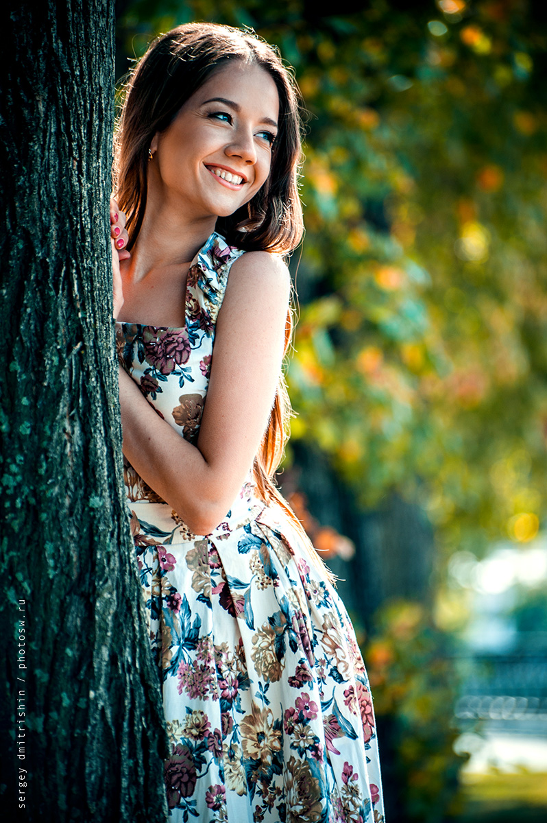 Осенняя фотосессия в городе, девушка у дерева