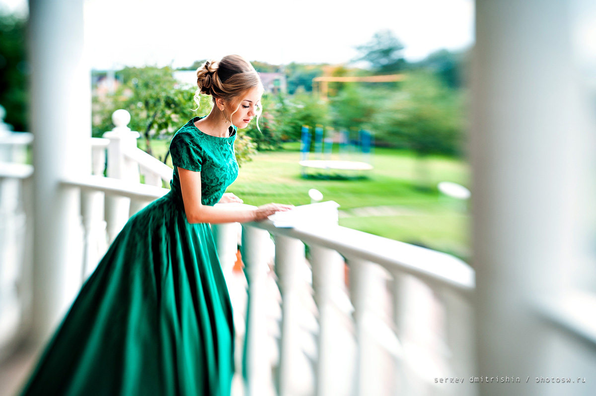 Фотосессия в городе, девушка в зеленом платье