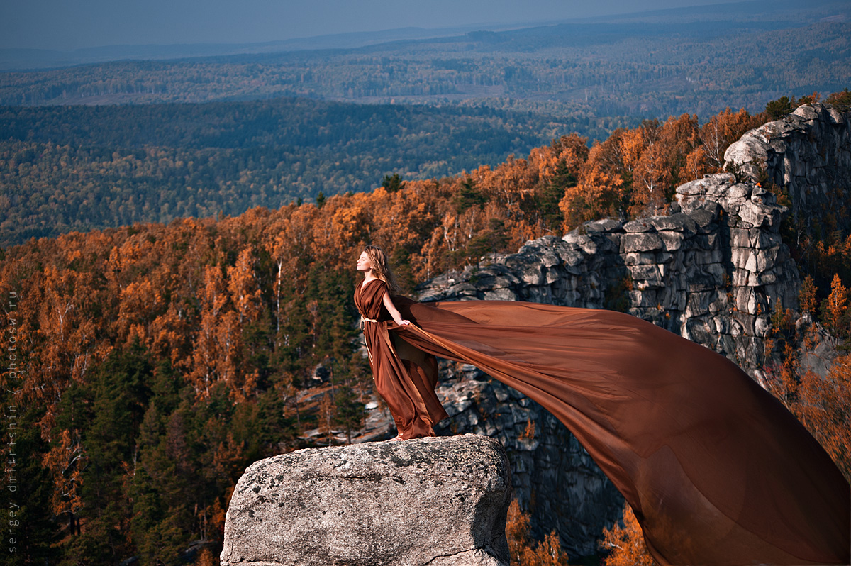 Осенняя фотосессия на Шиханах - девушка в длинном шоколадном платье