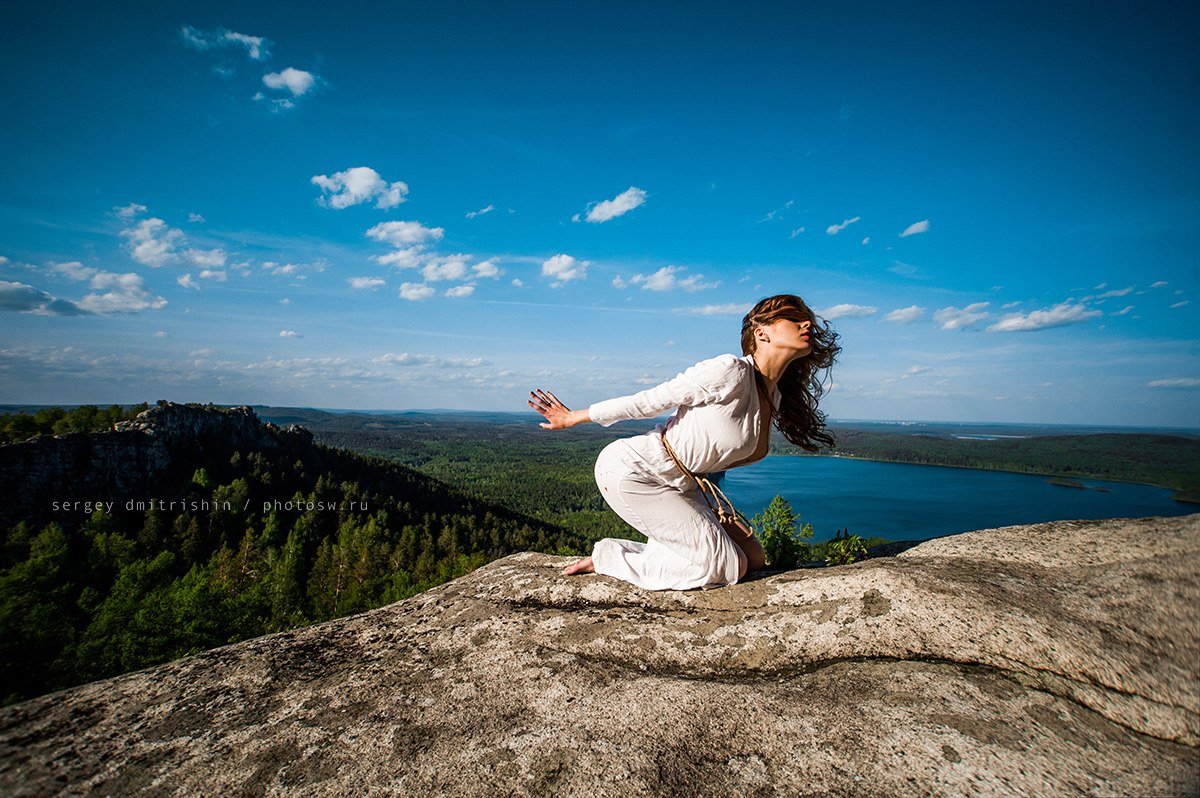 Весенняя фотосъемка на Шиханах, девушка на краю скалы