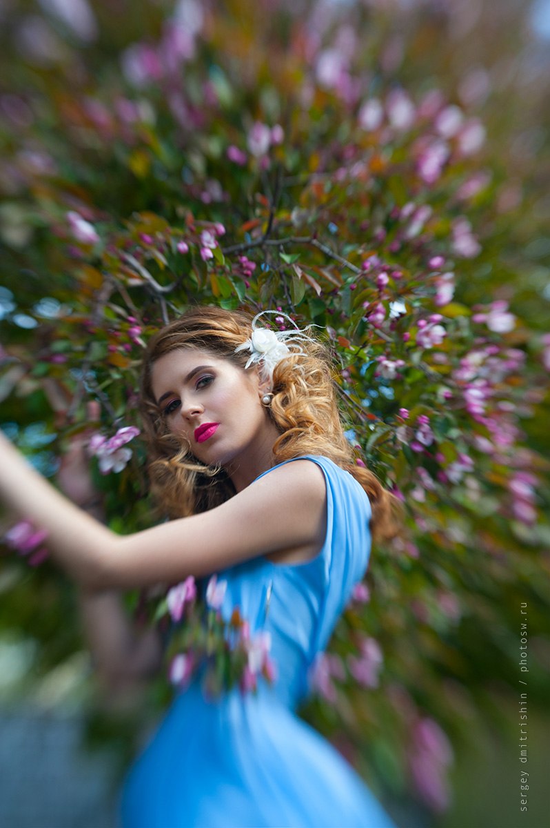 Весна, цветение яблонь, девушка в голубом платье, объектив Lensbaby