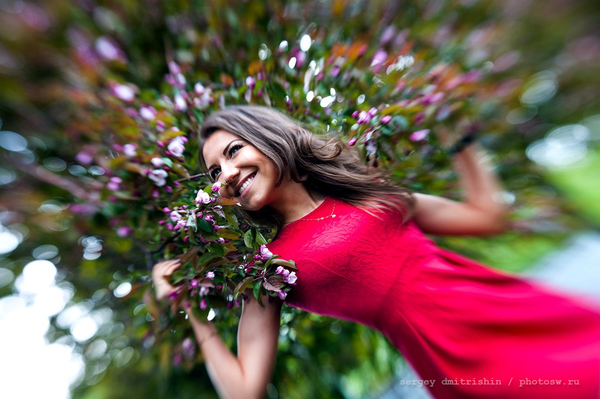 Весенняя фотосессия в цветах яблоней, девушка в красном платье, объектив Lensbaby