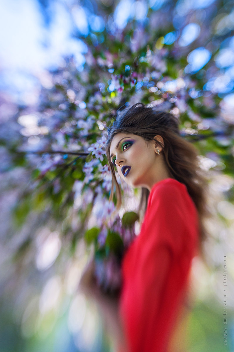 Весенняя фотосъемка в городе, цветение яблонь, девушка у яблони, объектив Lensbaby