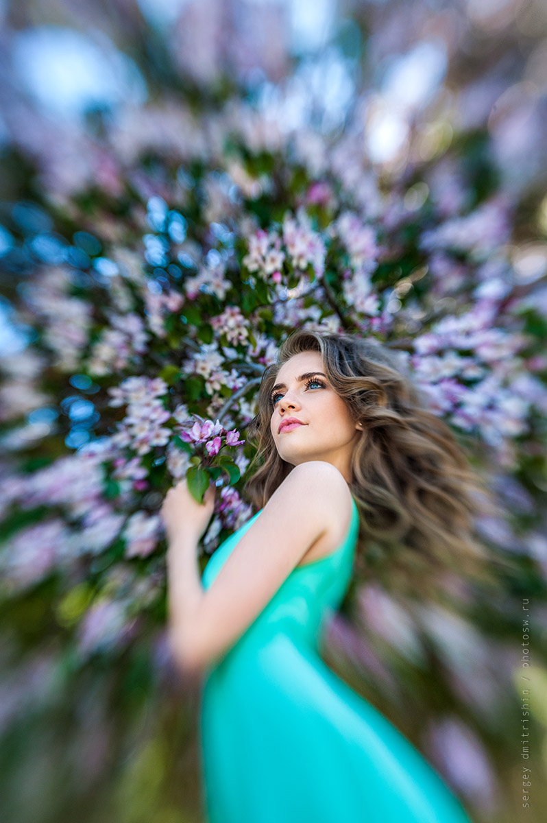 Фотосессия в городе, цветение яблонь, девушка в бирюзовом платье, объектив Lensbaby